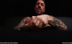 Huge muscled tattooed daddy wanking his huge cock